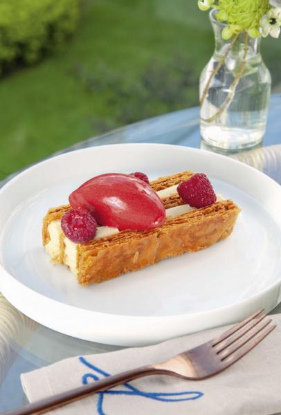 Madagascar vanilla mille-feuille, raspberry sorbet:法式千層酥是法國傳統甜點,三層鬆化的酥皮之間夾著香甜幼滑的馬達加斯加雲呢拿忌廉,再伴以微酸的紅桑子雪葩及新鮮紅桑子,非常清新。 Madagascar vanilla mille-feuille, raspberry sorbet:法式千層酥是法國傳統甜點,三層鬆化的酥皮之間夾著香甜幼滑的馬達加斯加雲呢拿忌廉,再伴以微酸的紅桑子雪葩及新鮮紅桑子,非常清新。