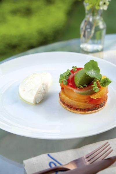 Heirloom tomato tart, burrata, basil sorbet:用上多款來自本地及法國的番茄,酸甜多汁,色彩豐富,搭配軟滑的意大利布袋芝士、香脆的撻底,再加上清新的羅勒雪葩,口感充滿層次。 Heirloom tomato tart, burrata, basil sorbet:用上多款來自本地及法國的番茄,酸甜多汁,色彩豐富,搭配軟滑的意大利布袋芝士、香脆的撻底,再加上清新的羅勒雪葩,口感充滿層次。
