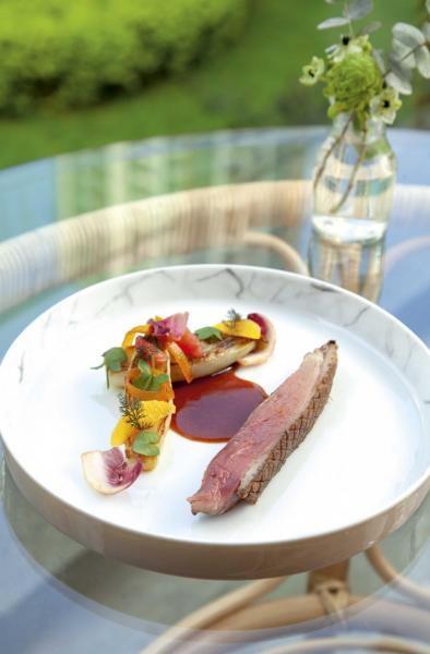 Challans duck glazed with cider vinegar , braised endives:選用來自法國西部Challans自由放養的鴨,肉味濃郁,伴以萵苣及蘋果醋,提升了鴨肉的鮮味,再加上苦橙醬汁,有助中和鴨肉的膩滯感。 Challans duck glazed with cider vinegar , braised endives:選用來自法國西部Challans自由放養的鴨,肉味濃郁,伴以萵苣及蘋果醋,提升了鴨肉的鮮味,再加上苦橙醬汁,有助中和鴨肉的膩滯感。