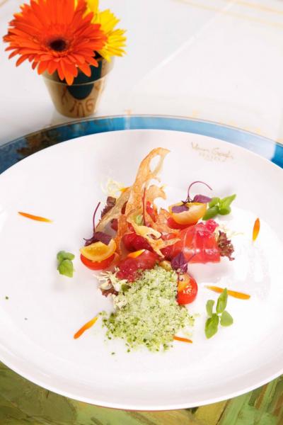 Norwegian Salmon, Gazpacho Pearls, Cucumber Granite:以紅菜頭醃製過的挪威三文魚,鮮味份外突出。大廚用分子料理手法將西班牙蕃茄凍湯製成紅色珍珠狀,再配以清新的青瓜沙冰,讓人胃口大開。 Norwegian Salmon, Gazpacho Pearls, Cucumber Granite:以紅菜頭醃製過的挪威三文魚,鮮味份外突出。大廚用分子料理手法將西班牙蕃茄凍湯製成紅色珍珠狀,再配以清新的青瓜沙冰,讓人胃口大開。