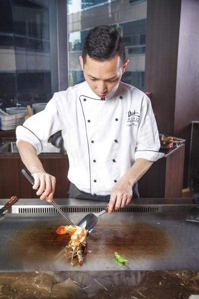 大家可以一邊用餐,一邊近距離欣賞鐵板燒師傅施展渾身解數,廚師們亦會與客人進行交流互動。 大家可以一邊用餐,一邊近距離欣賞鐵板燒師傅施展渾身解數,廚師們亦會與客人進行交流互動。