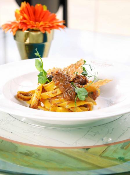 Braised 24 hours Wagyu Beef Cheek Fettuccine, 14 months DOP Asiago Crispy:經過24小時慢火燉煮的澳洲和牛面頰,入口即溶,而且非常入味,再配以自家製闊條蛋麵及14個月艾斯阿格芝士,味道更豐富。 Braised 24 hours Wagyu Beef Cheek Fettuccine, 14 months DOP Asiago Crispy:經過24小時慢火燉煮的澳洲和牛面頰,入口即溶,而且非常入味,再配以自家製闊條蛋麵及14個月艾斯阿格芝士,味道更豐富。