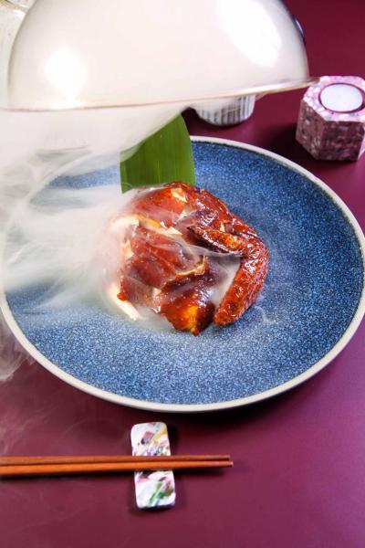 茶燻脆皮雞:燒得皮脆肉嫩,並帶有濃郁的普洱茶香及煙燻氣息。上枱時,以特製玻璃罩蓋著脆皮雞,並於罩內注入桂花及蘋果木煙燻,香氣撲鼻。 茶燻脆皮雞:燒得皮脆肉嫩,並帶有濃郁的普洱茶香及煙燻氣息。上枱時,以特製玻璃罩蓋著脆皮雞,並於罩內注入桂花及蘋果木煙燻,香氣撲鼻。