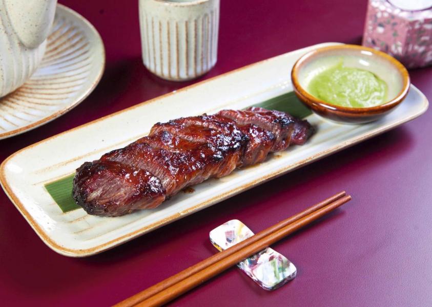 和牛叉燒:選用澳洲M9和牛代替傳統的豬肉,叉燒表面略帶焦香,入口鬆化軟腍,而且富有蜜香,再伴以特製薑蓉醬,有助中和牛肉的膩滯感。 和牛叉燒:選用澳洲M9和牛代替傳統的豬肉,叉燒表面略帶焦香,入口鬆化軟腍,而且富有蜜香,再伴以特製薑蓉醬,有助中和牛肉的膩滯感。