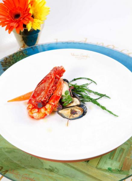 Carabinero Prawns & Mussels, Sea Asparagus:靈感來自梵高畫作“Prawns and Mussels”,西班牙紅蝦味道鮮甜,荷蘭青口肉質肥美,伴以清爽的海蘆筍,既簡單又美味。 Carabinero Prawns & Mussels, Sea Asparagus:靈感來自梵高畫作“Prawns and Mussels”,西班牙紅蝦味道鮮甜,荷蘭青口肉質肥美,伴以清爽的海蘆筍,既簡單又美味。