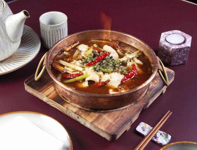 火燒水煮魚:紅彤彤的湯汁以二荊條、指天椒調製而成,入口辛香麻辣,搭配肉質嫩滑的桂花魚,以及既煙韌又滑溜的粉皮,美味得令人吃個不停。上枱時,加少許冧酒再點火,更是香氣四溢。 火燒水煮魚:紅彤彤的湯汁以二荊條、指天椒調製而成,入口辛香麻辣,搭配肉質嫩滑的桂花魚,以及既煙韌又滑溜的粉皮,美味得令人吃個不停。上枱時,加少許冧酒再點火,更是香氣四溢。