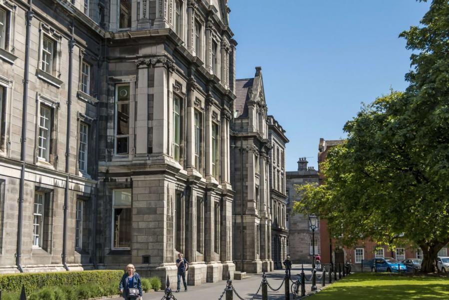 世界一流的大學如聖三一學院(Trinity College)位於都柏林。 世界一流的大學如聖三一學院(Trinity College)位於都柏林。
