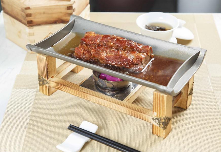 蜜汁黑豚肉叉燒:大廚選用加拿大黑毛豬肉,以海鮮醬、燒烤醬把豬肉醃一整晚。叉燒表面略帶焦香,入口鬆化軟腍,而且富有蜜香。 蜜汁黑豚肉叉燒:大廚選用加拿大黑毛豬肉,以海鮮醬、燒烤醬把豬肉醃一整晚。叉燒表面略帶焦香,入口鬆化軟腍,而且富有蜜香。