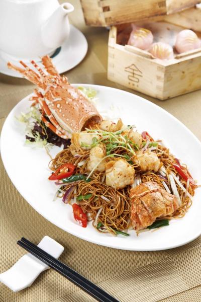 秘製龍蝦炒麵:越南龍蝦肉鮮甜彈牙,經過油炸後更是香口,配上用自家製XO醬炒成的中式全蛋麵,香辣惹味。 秘製龍蝦炒麵:越南龍蝦肉鮮甜彈牙,經過油炸後更是香口,配上用自家製XO醬炒成的中式全蛋麵,香辣惹味。