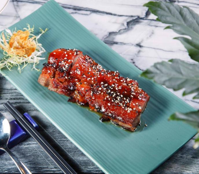 殿堂叉燒:叉燒表面略帶焦香,入口鬆化軟腍,而且富有蜜香。 殿堂叉燒:叉燒表面略帶焦香,入口鬆化軟腍,而且富有蜜香。