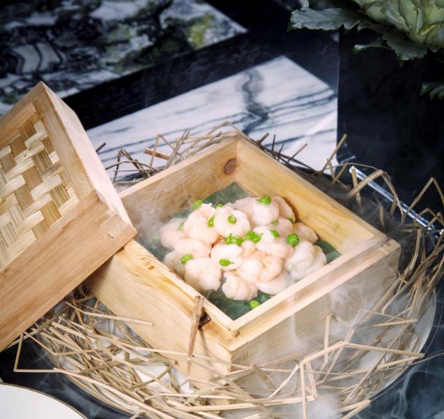 龍井熏河蝦仁:採用西湖旁龍井茶鄉的人手鮮摘茶葉入饌,配以爽口彈牙的河蝦,茶香撲鼻,清新中滲出鮮味。 龍井熏河蝦仁:採用西湖旁龍井茶鄉的人手鮮摘茶葉入饌,配以爽口彈牙的河蝦,茶香撲鼻,清新中滲出鮮味。