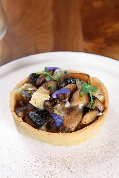 Portobello mushroom tart, chestnut, gorgonzola:糅合了大啡菇、栗子、芝士、牛肝菌粉末,菌香撲鼻,再加上香脆的撻皮,令口感更豐富。 Portobello mushroom tart, chestnut, gorgonzola:糅合了大啡菇、栗子、芝士、牛肝菌粉末,菌香撲鼻,再加上香脆的撻皮,令口感更豐富。