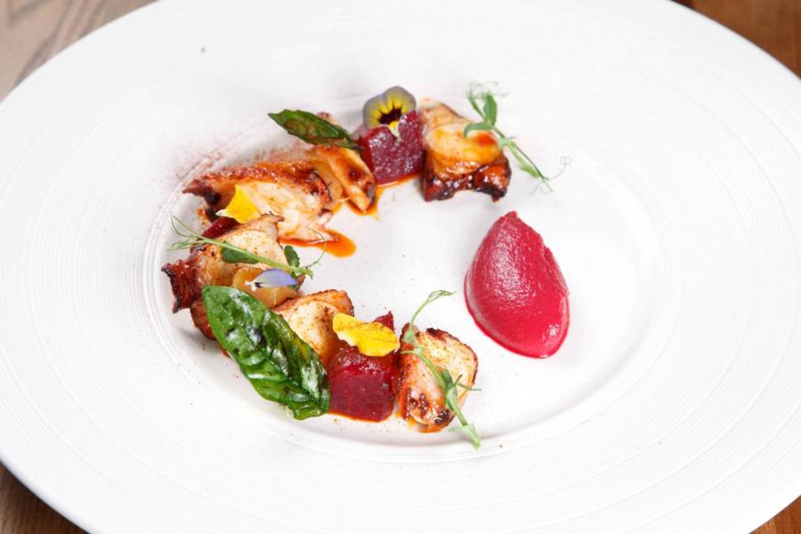 Charcoal Australian octopus, sherry, beetroot hummus, smokes paprika:大廚先將澳洲八爪魚慢煮,然後再炙燒,伴以清新的紅菜頭,以及用雞心豆、紅菜頭、芝麻醬調製而成的醬汁,口感富有層次。 Charcoal Australian octopus, sherry, beetroot hummus, smokes paprika:大廚先將澳洲八爪魚慢煮,然後再炙燒,伴以清新的紅菜頭,以及用雞心豆、紅菜頭、芝麻醬調製而成的醬汁,口感富有層次。