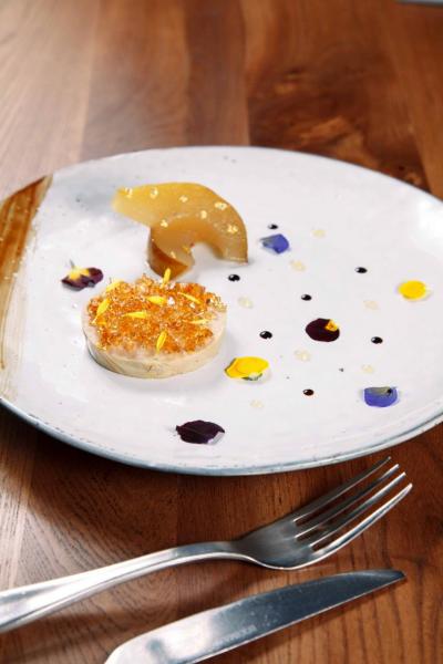 Foie gras terrine, Madeira jelly, vanilla poach pear:經過慢煮的法國鵝肝,伴以白蘭地啫喱,以及用雲呢拿糖水浸熟的啤梨,食材配搭極富心思。鵝肝不但入口即化,而且充滿酒香,清新的啤梨更中和了鵝肝的膩滯感。 Foie gras terrine, Madeira jelly, vanilla poach pear:經過慢煮的法國鵝肝,伴以白蘭地啫喱,以及用雲呢拿糖水浸熟的啤梨,食材配搭極富心思。鵝肝不但入口即化,而且充滿酒香,清新的啤梨更中和了鵝肝的膩滯感。