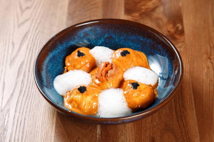 King prawn ravioli, Hokkaido sea urchin, fennel foam:以大虎蝦製成的餡料鮮甜彈牙,配以每日自家鮮製的意式雲吞皮,再加上飛魚子、小茴香泡沫,以及用北海道馬糞海膽調配而成的醬汁,將蝦肉的鮮味進一步提升。 King prawn ravioli, Hokkaido sea urchin, fennel foam:以大虎蝦製成的餡料鮮甜彈牙,配以每日自家鮮製的意式雲吞皮,再加上飛魚子、小茴香泡沫,以及用北海道馬糞海膽調配而成的醬汁,將蝦肉的鮮味進一步提升。