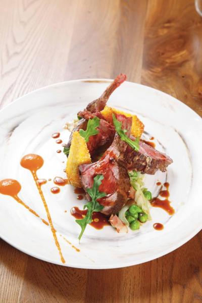 Charcoal N.Z. baby lamb rack, cabbage, polenta:大廚將紐西蘭BB羊架慢煮,然後炭燒至4成熟,羊肉肉質鮮嫩,再配以微辣的醬汁,讓肉味更香濃。 Charcoal N.Z. baby lamb rack, cabbage, polenta:大廚將紐西蘭BB羊架慢煮,然後炭燒至4成熟,羊肉肉質鮮嫩,再配以微辣的醬汁,讓肉味更香濃。