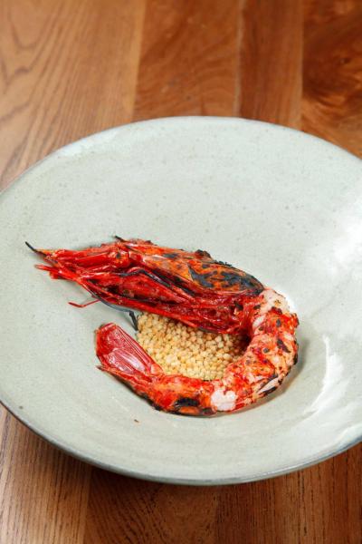 Blistered Spanish red prawn, sake, sesame oil:大廚以清酒、麻油、薑、番茄等將紅蝦醃製後,再以火槍輕炙其表面,蝦肉鮮甜軟綿,蝦膏甘香濃郁,配合香脆的日式脆米同享,帶來對比強烈的口感。 Blistered Spanish red prawn, sake, sesame oil:大廚以清酒、麻油、薑、番茄等將紅蝦醃製後,再以火槍輕炙其表面,蝦肉鮮甜軟綿,蝦膏甘香濃郁,配合香脆的日式脆米同享,帶來對比強烈的口感。