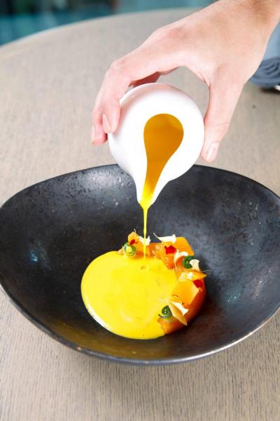 Kabocha squash:Chef Eric選用日本南瓜,分別製成香脆的生南瓜片、入口即溶的熟南瓜、香甜滑溜的南瓜湯,營造出富有層次的口感,再加上清新的日本柑和青瓜,更有畫龍點睛之效。 Kabocha squash:Chef Eric選用日本南瓜,分別製成香脆的生南瓜片、入口即溶的熟南瓜、香甜滑溜的南瓜湯,營造出富有層次的口感,再加上清新的日本柑和青瓜,更有畫龍點睛之效。