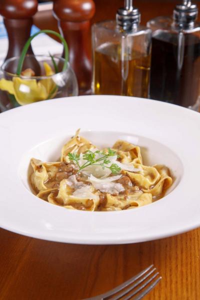 Cappelletti di vitello:先將慢煮過的小牛肉,以及意大利煙肉釀入新鮮手製的意大利雲吞皮中,再以牛肝菌醬汁烹調,令小牛肉的肉味更香濃。 Cappelletti di vitello:先將慢煮過的小牛肉,以及意大利煙肉釀入新鮮手製的意大利雲吞皮中,再以牛肝菌醬汁烹調,令小牛肉的肉味更香濃。