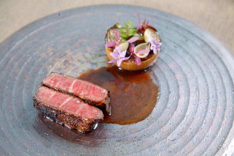 Wagyu beef A4:Chef Eric選用來自日本熊本縣的A4和牛,牛肉油脂分佈平均,而且肉質鮮嫩。他把和牛煎得皮脆肉嫩,再配以糅合了牛骨髓、黑蒜、日本常陸野貓頭鷹啤酒的醬汁,正好能中和牛肉的油膩感。 Wagyu beef A4:Chef Eric選用來自日本熊本縣的A4和牛,牛肉油脂分佈平均,而且肉質鮮嫩。他把和牛煎得皮脆肉嫩,再配以糅合了牛骨髓、黑蒜、日本常陸野貓頭鷹啤酒的醬汁,正好能中和牛肉的油膩感。
