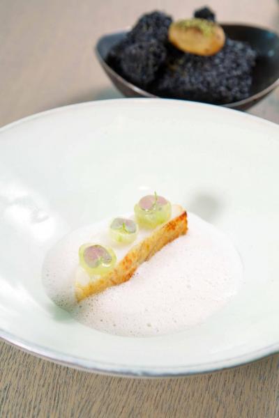 Turbot:肉質嫩滑的法國多寶魚,入口即溶,伴以用白酒及煙燻乾草製成的醬汁,襯托出多寶魚的鮮甜。 Turbot:肉質嫩滑的法國多寶魚,入口即溶,伴以用白酒及煙燻乾草製成的醬汁,襯托出多寶魚的鮮甜。
