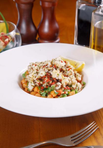 Calamari in Padella:香煎至剛熟的魷魚入口軟滑,再加上雞心豆、辣椒、銀魚柳、香茜及火箭菜等配菜,口感極富層次。 Calamari in Padella:香煎至剛熟的魷魚入口軟滑,再加上雞心豆、辣椒、銀魚柳、香茜及火箭菜等配菜,口感極富層次。