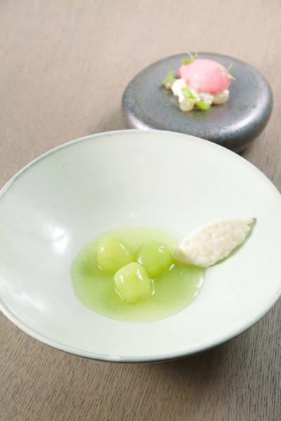 Muscat grape:時令的日本麝香葡萄,既清爽又香甜,搭配清新的北海道米布甸及葡萄雪葩,口感非常豐富。 Muscat grape:時令的日本麝香葡萄,既清爽又香甜,搭配清新的北海道米布甸及葡萄雪葩,口感非常豐富。