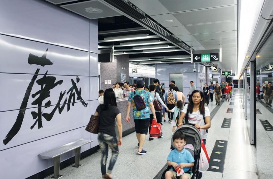 港鐵仍為區內主要的公共交通工具。 港鐵仍為區內主要的公共交通工具。