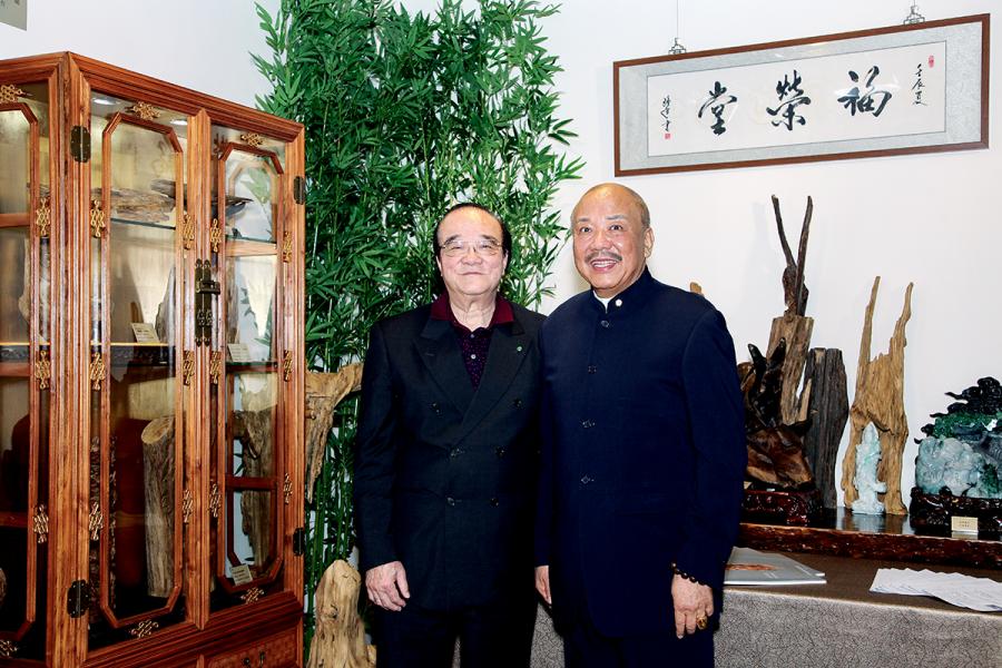 周樹堂 (左)與九龍總商會永遠會長黃熾雄 (右),同為沉香的愛好者。 周樹堂 (左)與九龍總商會永遠會長黃熾雄 (右),同為沉香的愛好者。