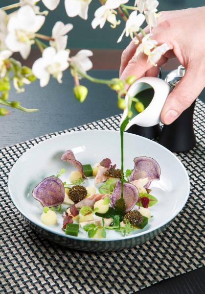 Kristal gold caviar - Maison Kaviari:大廚以煙燻鰻魚搭配烤薯仔、白蘑菇、蕁麻茸、紫馬鈴薯片、魚湯,再加入鹹香的Kaviari魚子醬,最後淋上蕁麻湯,味道極富層次。 Kristal gold caviar - Maison Kaviari:大廚以煙燻鰻魚搭配烤薯仔、白蘑菇、蕁麻茸、紫馬鈴薯片、魚湯,再加入鹹香的Kaviari魚子醬,最後淋上蕁麻湯,味道極富層次。