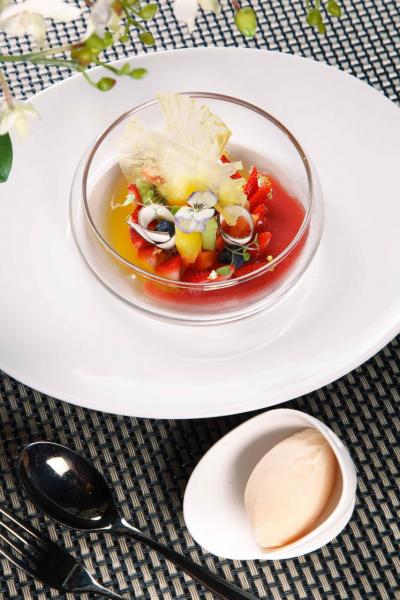 Mixed fruits salad, grapefruit sorbet:大廚選用時令水果,包括芒果、奇異果、蘋果、草莓、菠蘿,再加上熱情果啫喱及椰子片,並伴以西柚雪葩及鮮果醬汁,非常清新,而且賣相七彩繽紛,叫人賞心悅目。 Mixed fruits salad, grapefruit sorbet:大廚選用時令水果,包括芒果、奇異果、蘋果、草莓、菠蘿,再加上熱情果啫喱及椰子片,並伴以西柚雪葩及鮮果醬汁,非常清新,而且賣相七彩繽紛,叫人賞心悅目。