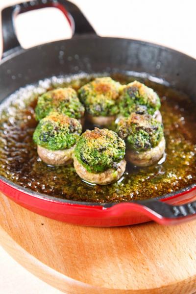 Bouchées de champignons de Paris aux escargots:焗田螺及蘑菇洋溢著蒜香和牛油香氣,出奇地美味! Bouchées de champignons de Paris aux escargots:焗田螺及蘑菇洋溢著蒜香和牛油香氣,出奇地美味!