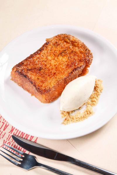 Brioche “Nanterre”:大廚將麵包切片後裹上雲呢拿、牛奶和雞蛋,再煎成外脆內軟的經典法式西多士。多士外層焦香,內裡鬆軟香滑,充滿蛋香及牛油香氣,伴以香甜的雲呢拿雪糕,美味得令人吃個不停! Brioche “Nanterre”:大廚將麵包切片後裹上雲呢拿、牛奶和雞蛋,再煎成外脆內軟的經典法式西多士。多士外層焦香,內裡鬆軟香滑,充滿蛋香及牛油香氣,伴以香甜的雲呢拿雪糕,美味得令人吃個不停!