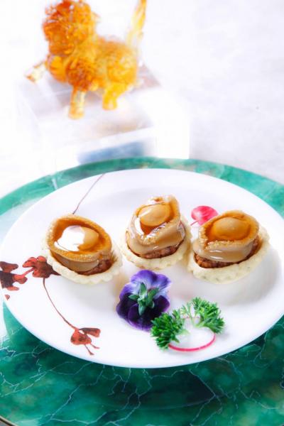 原隻鮑魚雞粒酥:稔滑彈牙的南非鮮鮑,與嫩滑的雞粒及香脆的曲奇撻皮配合得恰到好處,再伴以微甜的蜜汁,讓味蕾非常滿足! 原隻鮑魚雞粒酥:稔滑彈牙的南非鮮鮑,與嫩滑的雞粒及香脆的曲奇撻皮配合得恰到好處,再伴以微甜的蜜汁,讓味蕾非常滿足!
