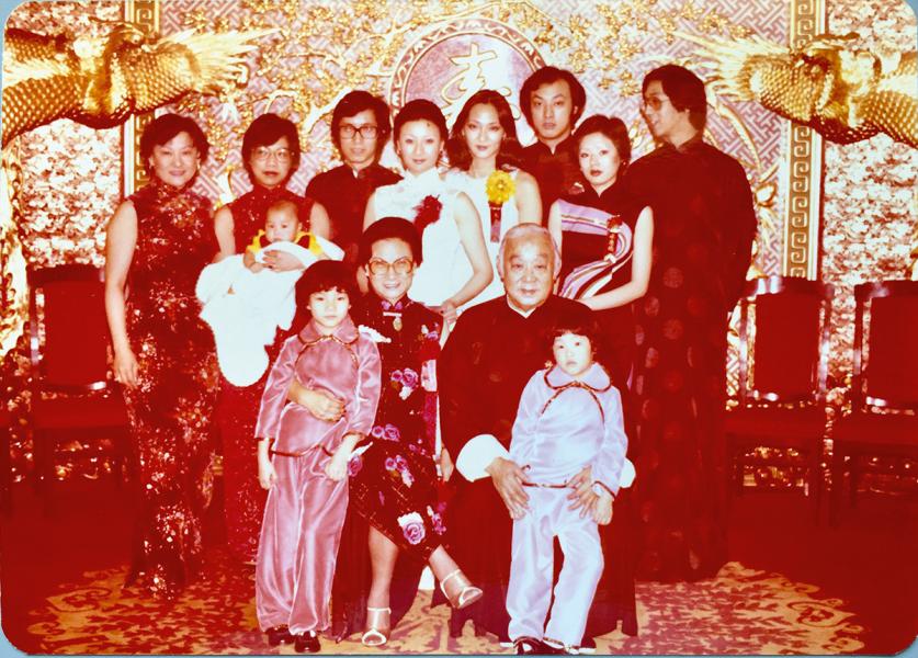 1978年3月,波叔做70大壽,圖中手抱的嬰孩,就是剛從英國出生回港,只有三個月大的Andrew。 1978年3月,波叔做70大壽,圖中手抱的嬰孩,就是剛從英國出生回港,只有三個月大的Andrew。