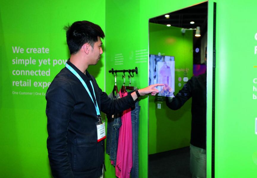 ofugeaer推出的人工智能試身室(Connected Fitting Room),令顧客在選購服裝時更加方便。 ofugeaer推出的人工智能試身室(Connected Fitting Room),令顧客在選購服裝時更加方便。