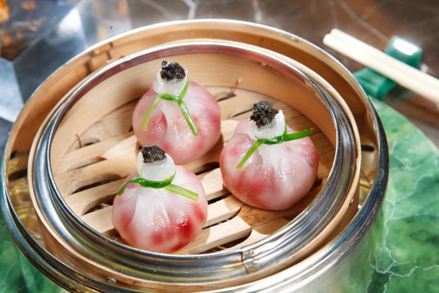松露雜菜粿:蕭師傅的拿手點心之一,他採用了靈芝菇、冬菇、紅菜頭作餡料,再加上黑松露,菌香撲鼻,味道亦非常清新。 松露雜菜粿:蕭師傅的拿手點心之一,他採用了靈芝菇、冬菇、紅菜頭作餡料,再加上黑松露,菌香撲鼻,味道亦非常清新。