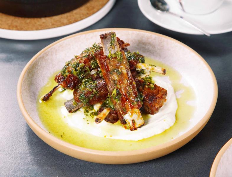Lamb ribs, orange, yogurt, coriander:大廚將澳洲羊架燜煮12小時,再炸香,伴以香橙蜜汁及有機乳酪,肉味份外香濃。 Lamb ribs, orange, yogurt, coriander:大廚將澳洲羊架燜煮12小時,再炸香,伴以香橙蜜汁及有機乳酪,肉味份外香濃。