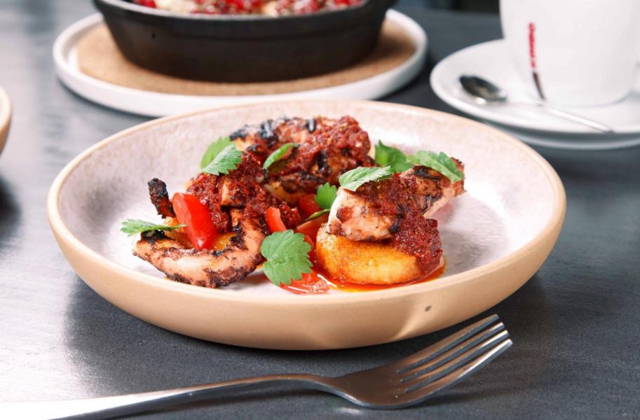 Grilled Octopus, harissa, burgul and potato cake:大廚先將西班牙八爪魚炸香,再燴煮1小時。軟腍的八爪魚與金黃香脆的布格麥薯餅帶來豐富口感,伴以中東傳統醬料──利比亞哈里薩辣醬,微辣中帶點甘香,讓八爪魚的鮮味更突出。 Grilled Octopus, harissa, burgul and potato cake:大廚先將西班牙八爪魚炸香,再燴煮1小時。軟腍的八爪魚與金黃香脆的布格麥薯餅帶來豐富口感,伴以中東傳統醬料──利比亞哈里薩辣醬,微辣中帶點甘香,讓八爪魚的鮮味更突出。