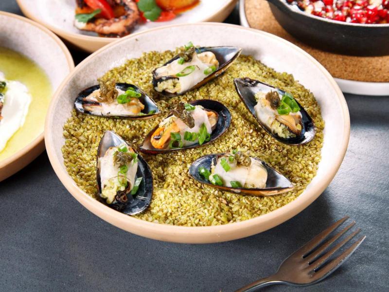 Stuffed Mussels, freekeh, lardo:大廚先用白酒將青口蒸熟,然後釀入烤小麥粒freekah,再裹上一層薄薄的意大利鹽漬豬背脂,青口的鮮味與freekah的淡淡煙燻香氣配合得恰到好處。 Stuffed Mussels, freekeh, lardo:大廚先用白酒將青口蒸熟,然後釀入烤小麥粒freekah,再裹上一層薄薄的意大利鹽漬豬背脂,青口的鮮味與freekah的淡淡煙燻香氣配合得恰到好處。