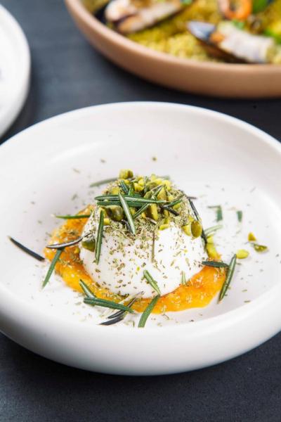 Knafeh, mozzarella, orange blossom, pistachio:以酥皮絲包著水牛芝士碎,焗香後淋上橙花糖漿,再配以雲呢拿雪糕、開心果、迷迭香、乾薄荷葉,口感充滿層次。 Knafeh, mozzarella, orange blossom, pistachio:以酥皮絲包著水牛芝士碎,焗香後淋上橙花糖漿,再配以雲呢拿雪糕、開心果、迷迭香、乾薄荷葉,口感充滿層次。