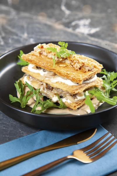 Shimeji Mille Feuille:三層鬆化的酥皮之間夾著質感豐腴的本菇,Daniel特別加入了Ricotta芝士及焦糖洋蔥,再伴以幼滑的合桃忌廉和香脆的合桃粒,帶來富有層次的口感。 Shimeji Mille Feuille:三層鬆化的酥皮之間夾著質感豐腴的本菇,Daniel特別加入了Ricotta芝士及焦糖洋蔥,再伴以幼滑的合桃忌廉和香脆的合桃粒,帶來富有層次的口感。
