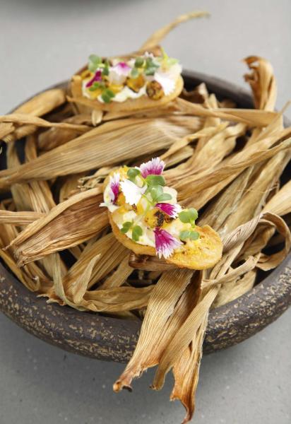 Wafer, fermented sweetcorn puree, yeast:粟米脆餅配以發酵粟米蓉、醃粟米、忌廉芝士、烤酵母,以及來自新界有機農場的羽衣甘藍、青豆苗,味道豐富,口感充滿層次。 Wafer, fermented sweetcorn puree, yeast:粟米脆餅配以發酵粟米蓉、醃粟米、忌廉芝士、烤酵母,以及來自新界有機農場的羽衣甘藍、青豆苗,味道豐富,口感充滿層次。