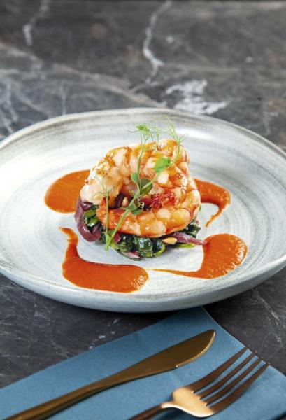 Seared King Prawns:選用鮮甜彈牙的太平洋虎蝦,搭配炒菠菜、松子仁、紅洋蔥,再伴以甜中帶點微酸的燈籠椒汁,讓虎蝦的鮮味發揮得淋漓盡致。 Seared King Prawns:選用鮮甜彈牙的太平洋虎蝦,搭配炒菠菜、松子仁、紅洋蔥,再伴以甜中帶點微酸的燈籠椒汁,讓虎蝦的鮮味發揮得淋漓盡致。