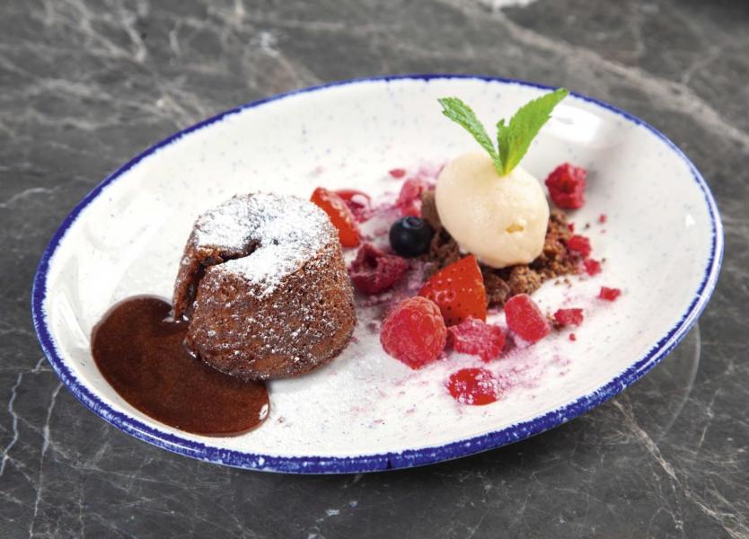 Rose Chocolate Lava Cake:香濃的朱古力蛋糕配上軟滑的朱古力漿,隱約滲透出一陣陣獨特的玫瑰芳香,甜而不膩,再伴以青檸荔枝雪葩及雜莓,為這道經典甜點添上了一點夏日氣息。 Rose Chocolate Lava Cake:香濃的朱古力蛋糕配上軟滑的朱古力漿,隱約滲透出一陣陣獨特的玫瑰芳香,甜而不膩,再伴以青檸荔枝雪葩及雜莓,為這道經典甜點添上了一點夏日氣息。