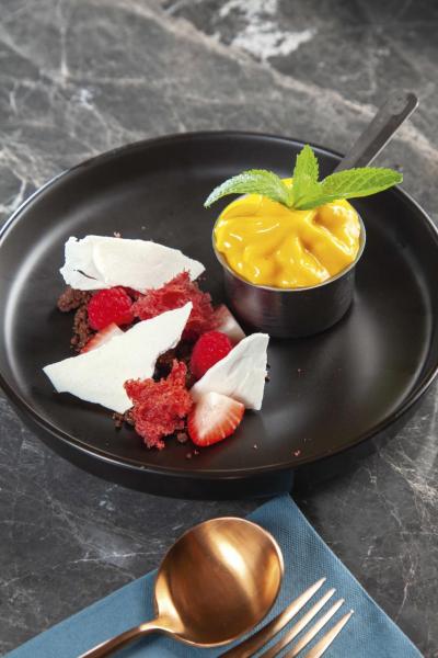 Mango Espuma:糅合了酸甜有致的芒果泡沫、香甜的蛋白餅、香脆的朱古力脆脆,以及鬆軟的紅菜頭雪芳蛋糕,不但味道豐富,口感亦充滿層次。 Mango Espuma:糅合了酸甜有致的芒果泡沫、香甜的蛋白餅、香脆的朱古力脆脆,以及鬆軟的紅菜頭雪芳蛋糕,不但味道豐富,口感亦充滿層次。