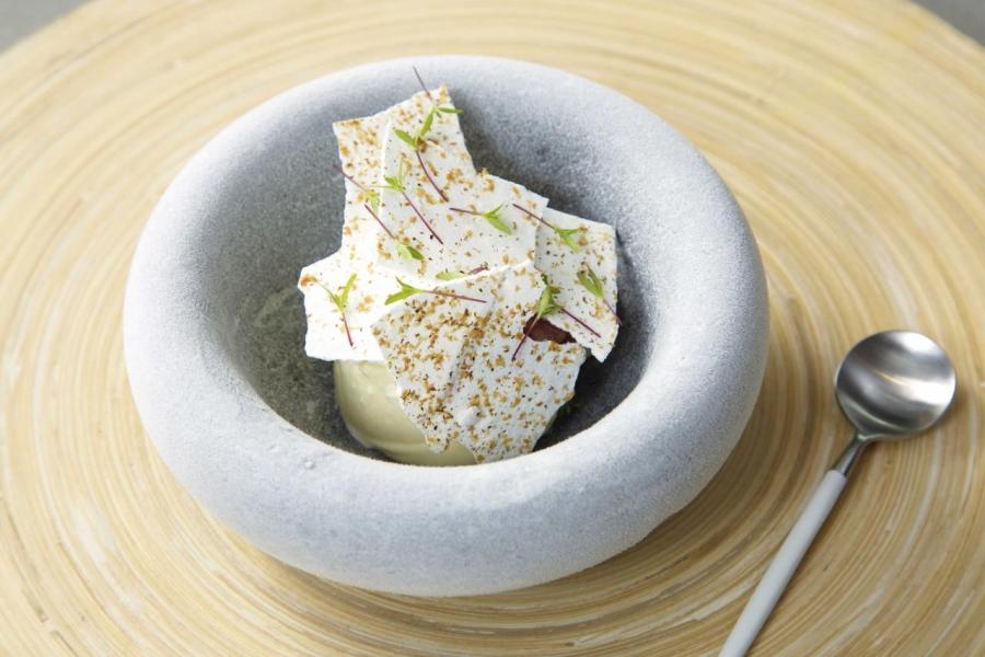 Clotted Cream Ice Cream, Rhubarb Jam, Tonka Meringue:糅合了蜜餞大黃、忌廉雪糕、黑香豆蛋白脆餅,並以自家種植的新鮮萬壽菊作點綴,配搭非常創新,甜而不膩,而且口感富有層次。 Clotted Cream Ice Cream, Rhubarb Jam, Tonka Meringue:糅合了蜜餞大黃、忌廉雪糕、黑香豆蛋白脆餅,並以自家種植的新鮮萬壽菊作點綴,配搭非常創新,甜而不膩,而且口感富有層次。