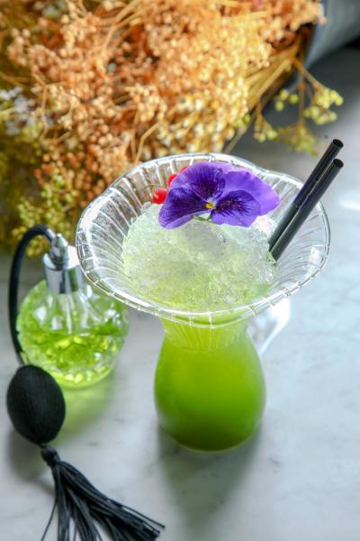 Green Fairy:糅合了瑪杜莎蘭姆酒、查特綠香甜酒、柚子汁、菠蘿汁及椰子水,最後,調酒師以裝滿了苦艾酒的香水瓶為雞尾酒噴上一抹幽香,為客人帶視覺、味覺及嗅覺三重享受! Green Fairy:糅合了瑪杜莎蘭姆酒、查特綠香甜酒、柚子汁、菠蘿汁及椰子水,最後,調酒師以裝滿了苦艾酒的香水瓶為雞尾酒噴上一抹幽香,為客人帶視覺、味覺及嗅覺三重享受!