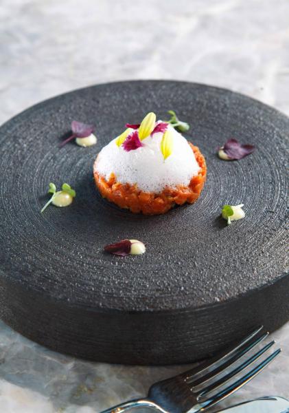 Tomato tartare:糅合了油漬蕃茄、酸豆、醃製青瓜,再加上芥末醬及番茄泡沫,味道清新。 Tomato tartare:糅合了油漬蕃茄、酸豆、醃製青瓜,再加上芥末醬及番茄泡沫,味道清新。