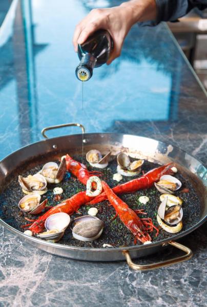 Red prawn squid ink paella:品嚐正宗西班牙菜,當然不能缺少最經典的paella。紅蝦入口鮮甜,飯粒則帶點嚼勁,而且盡吸魚湯和海鮮的精華,美味得讓人吃個不停! Red prawn squid ink paella:品嚐正宗西班牙菜,當然不能缺少最經典的paella。紅蝦入口鮮甜,飯粒則帶點嚼勁,而且盡吸魚湯和海鮮的精華,美味得讓人吃個不停!